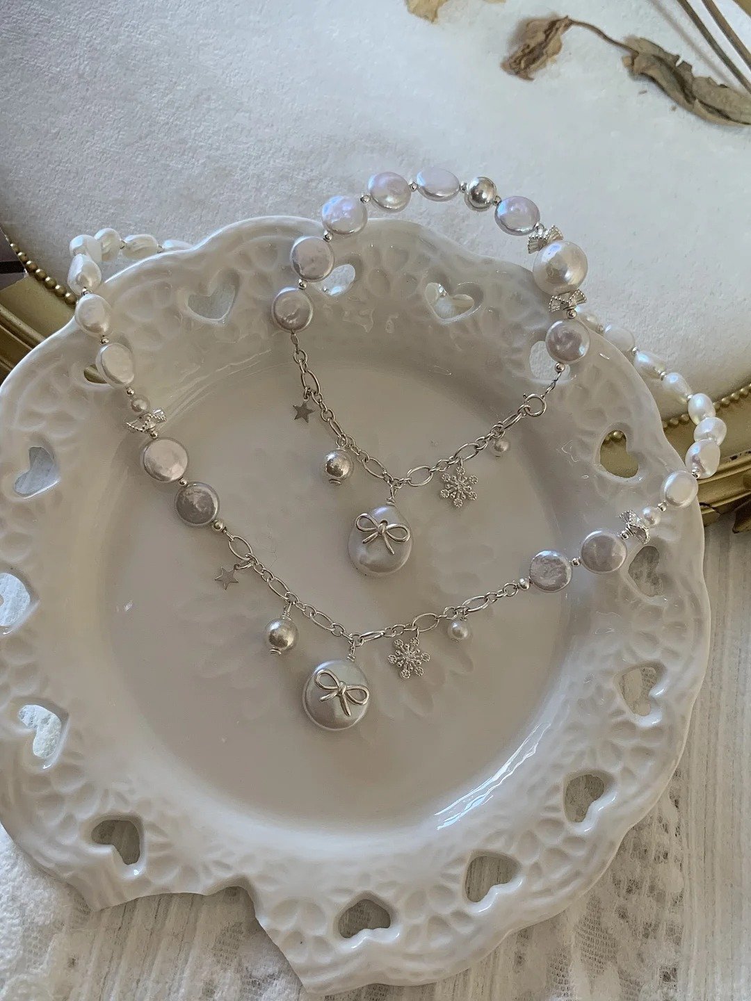 Bow button pearl necklace