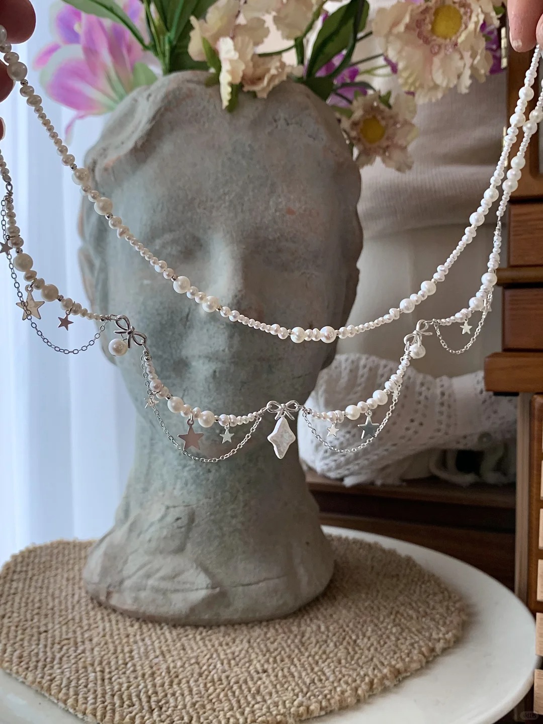Star skirt pearl necklace