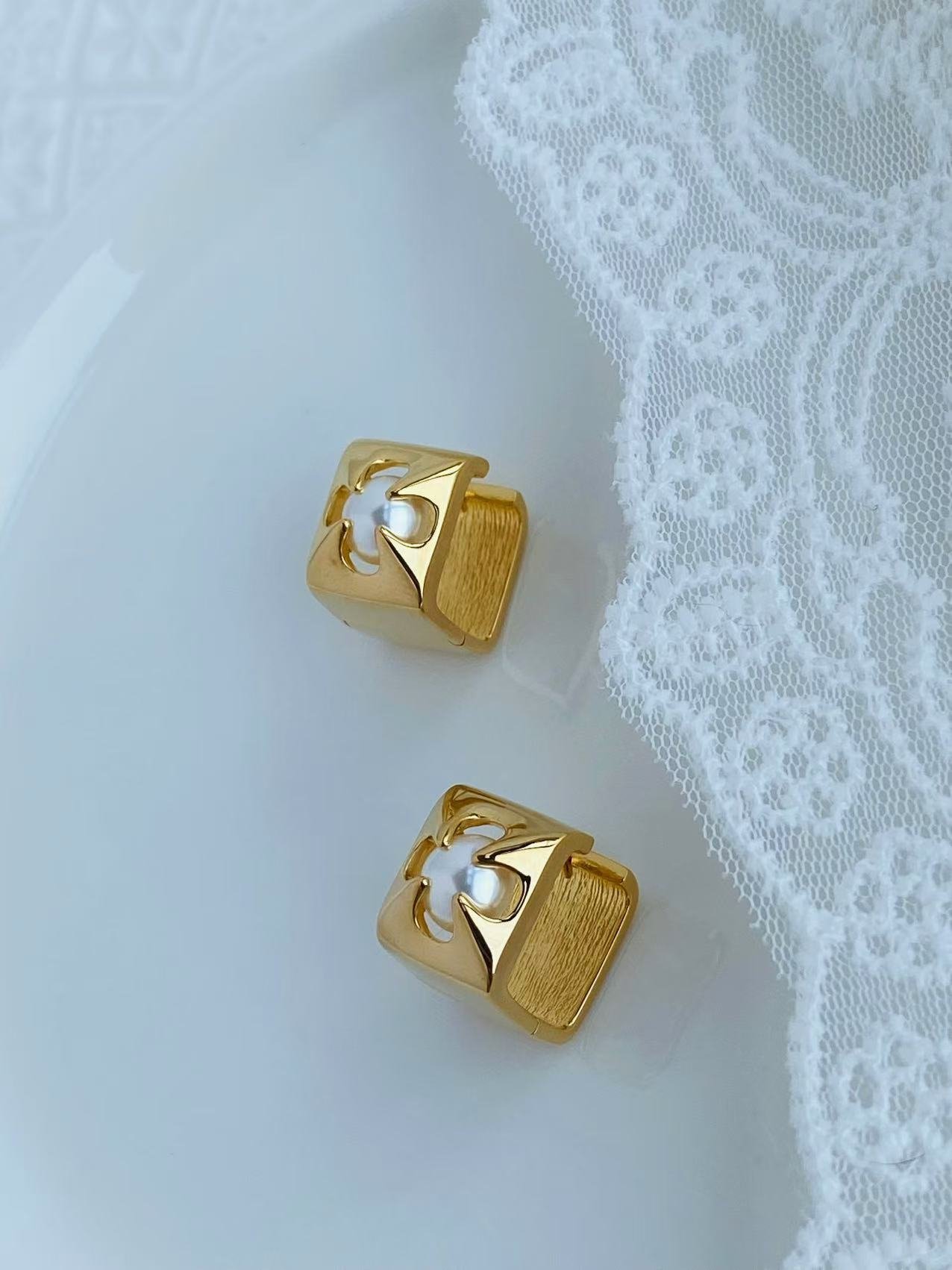Pearl metal earrings