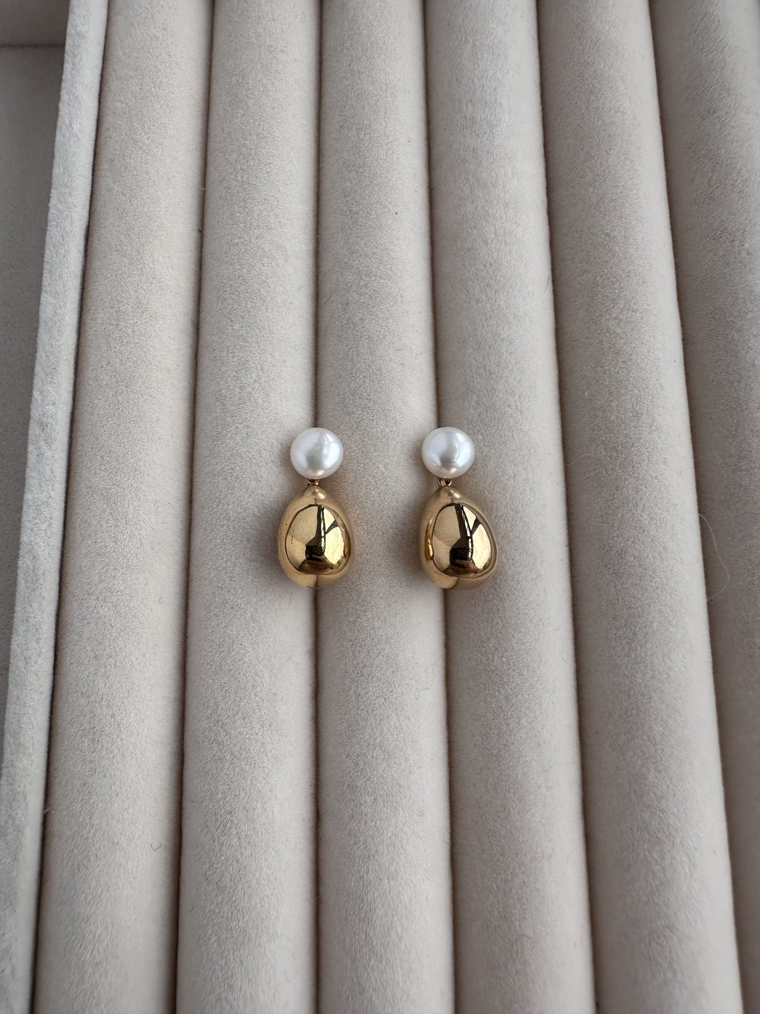 Hollow pearl earrings