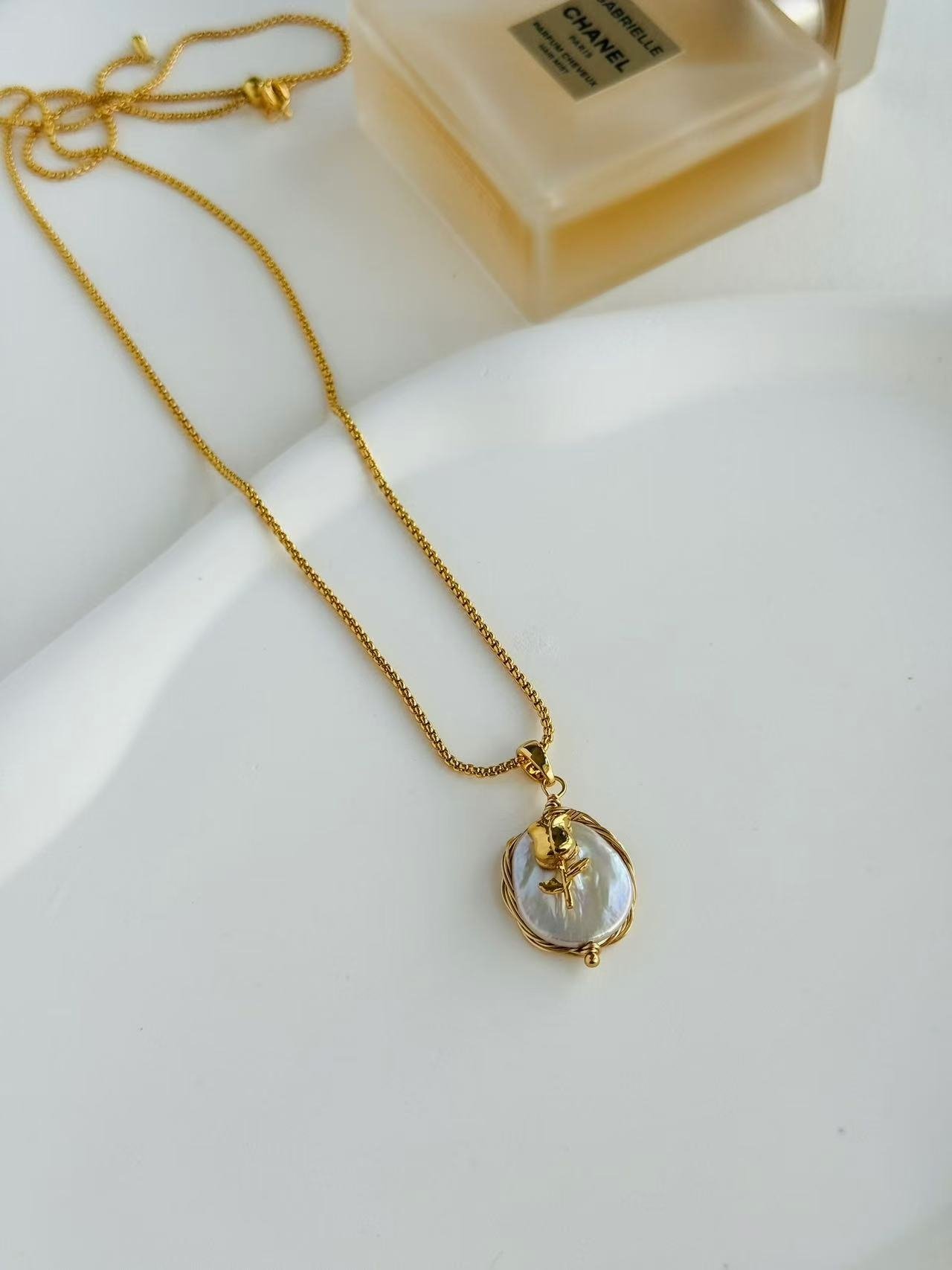 Baroque pearl necklace