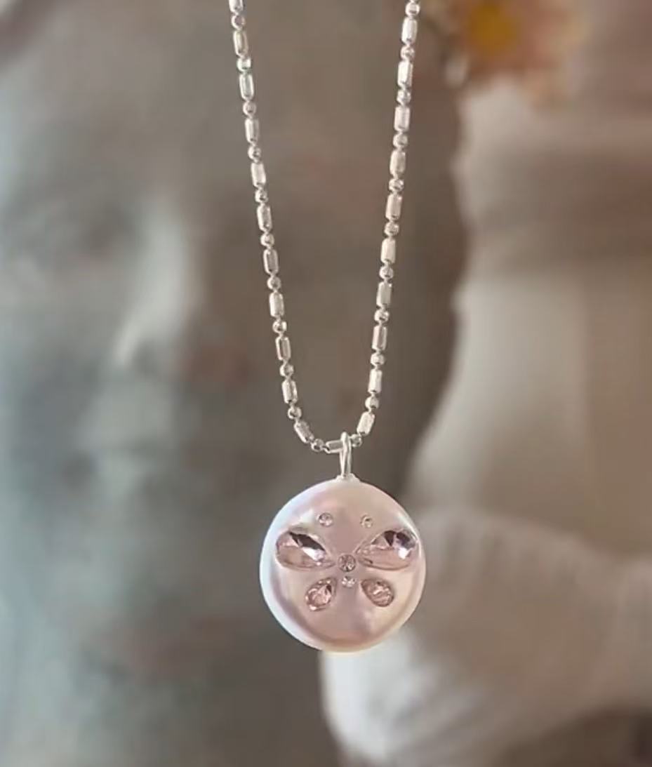 Round pearl pendant necklace