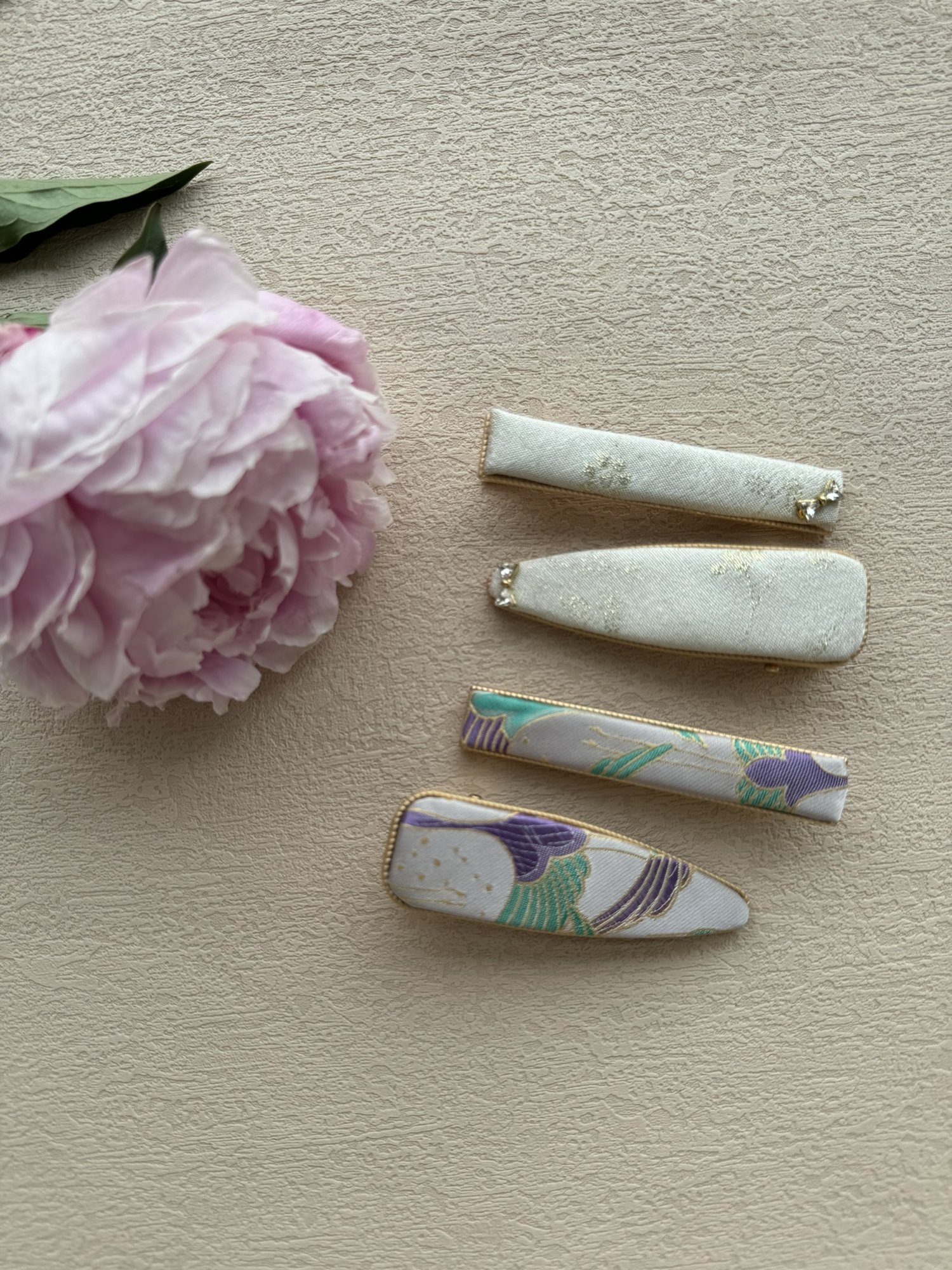 Embroidered fabric hairpin