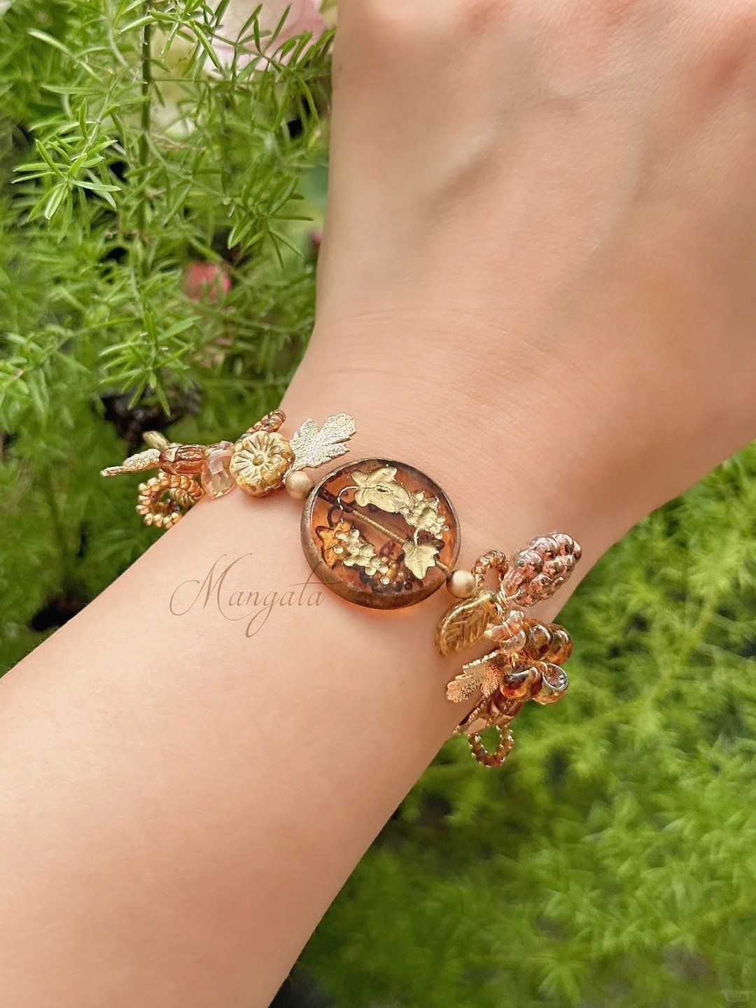 Gold vineyard bracelet